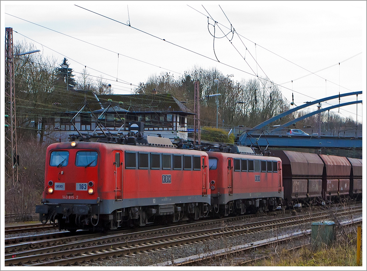 Im letzten Moment noch erwischt....

In Doppeltraktion die RBH 163 (140 815-2) und die RBH 161 (140 772-5) der RBH Logistics GmbH (ehemals RAG Bahn und Hafen GmbH) rauschen mit einen leeren Kohlenzug am 21.12.2013 durch Kreuztal in Richtung Hagen. 

Vorne die RBH 163, ex DB 140 815-2 wurde 1971 bei Krupp unter der Fabiknummer 5108 gebaut, sie hat heute die NVR-Nummer  91 80 6140 815-2 D-RBH, dahinter die RBH 161, ex DB 140 772-5 wurde 1970 bei Henschel unter der Fabiknummer 31444 gebaut, sie hat heute die NVR-Nummer 91 80 6140 772-5 D-RBH.