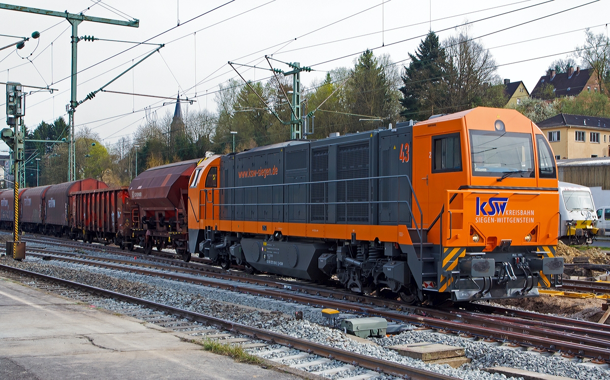 Im neuen Farbkleid ist die MaK G 2000 BB (Lok 43) der KSW (Kreisbahn Siegen-Wittgenstein), hier am 31.03.2014 kommt sie gerade mit ihrem Übergabezug aus Herdorf im Bahnhof Betzdorf/Sieg an. 
Hier wird sie kurz drauf umsetzen und zusätzlich die vier- bis fünffache Menge an Wagen anhängen, um dann den Güterzug nach Kreuztal zubringen.

Die Lok 43 ist eine asymmetrische MaK G 2000 BB und wurde 2002 bei Vossloh unter der Fabriknummer 1001327 gebaut. Sie hat einen Caterpillar Motor 3516 B-HD mit 2.240 kW Leistung, die Höchstgeschwindigkeit beträgt 120 km/h. 
Sie hat die NVR-Nummer 92 80 1273 018-2 D-KSW und die EBA-Nummer EBA 00 L15 K019

Technische Daten:
Achsformel:  B'B'
Spurweite:  1435 mm (Normalspur)
Länge über Puffer:  17.400 mm
Drehzapfenabstand:  9.500 mm
Drehgestellachsstand:  2.400 mm
Kleinster bef. Halbmesser:  80 m
Höhe:  4.220 mm
Breite:  3.080 mm