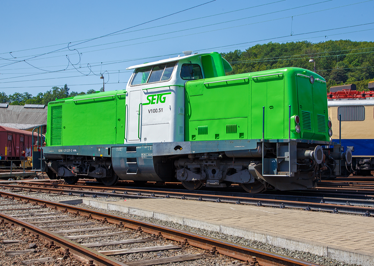 
Im neuen grün-weißen Outfit der SETG....
Die SETG V100.51 alias 211 237-3 (92 80 1211 237-3 D-SRA) der Salzburger Eisenbahn TransportLogistik GmbH, ex DB 211 237-3, ex DB V 100 1237, steht am 30.06.2019 vor dem Siegener Ringlokschuppen (Südwestfälische Eisenbahnmuseum Siegen).

Hier hat sie vor kurzem ihre neue Lackierung bei Rail-Design Bäcker bekommen, wie immer ist sie sehr gut gelungen.
Eigentlich steht die Lok auch in ihrer alten Heimat, denn sie war bei der DB dem BW Siegen zugeordnet.
Viele Quellen  schreiben als NVR-Kennung D-SETG, aber angeschrieben ist D-SRA für S-Rail GmbH (Freilassing) ein Tochterunternehmen Salzburger Eisenbahn TransportLogistik GmbH.

Im März 2019 konnte ich sie noch in Hamburg in northrail Outfit fotografieren, siehe https://hellertal.startbilder.de/bild/Deutschland~Unternehmen~Northrail/656611/die-northrail-211-237-3-92-80.html

Die V 100.10 (West) wurde 1961 von Krupp unter der Fabriknummer 4347  gebaut und als V 100 1237 an die Deutsche Bundesbahn geliefert, zum 01.01.1968  erfolgte die Umzeichnung in 211 237-3 und bereits 1987 die Ausmusterung bei der DB. 1990 ging sie über On Rail Gesellschaft für Eisenbahnausrüstung und Zubehör mbH an die Solvay Österreich GmbH, Werk Ebensee (A)  als 211 237-3 „Didi 1“.
2010 kam sie wieder nach Deutschland zur northrail GmbH in Kiel als Mietlok bis sie Ende 2018 an die SETG verkauft wurde.