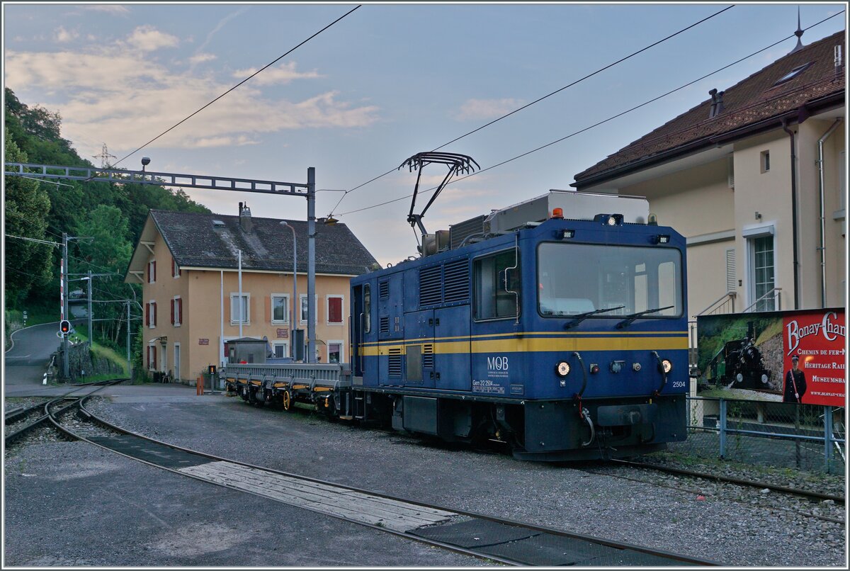 Im noch schattigen Chamnby wartet die MOB Gem 2/2 2504 auf die Freigabe der Rangierfahrt. Sie hat allem Anschein nach den dahinter zu sehenden Flachwagen hierher gebracht. 

28. Juni 2024