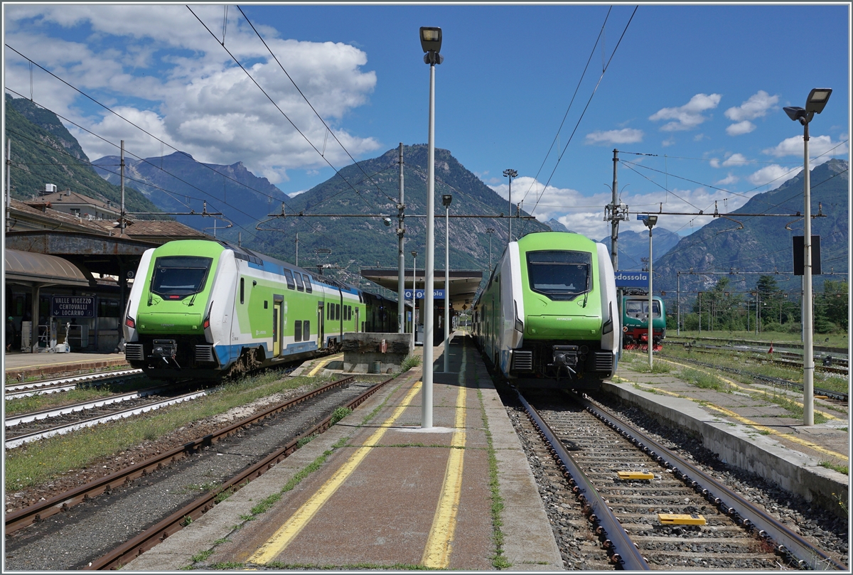 Im Regionalverkehr von Domodossola nach Milano Centrale und Porta Garbibaldi dominieren vermehrt die Hitachi ETR 421  ROCK . 
Das Bild zeigt den aus Milano eingetroffen Trenord ETR 421 02 (94 83 4421 020-8 I-TN), links im Bild auf Gleis 4 und den später nach Milano Porta Garibaldi fahrenden ETR 421 040 (94 83 4421 040-6 I-TN), rechts im Bild auf Gleis 5.

25. Juni 2022