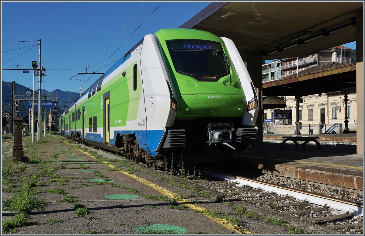 Im Regionalverkehr von Domodossola nach Milano Centrale und Porta Garbibaldi dominieren vermehrt die Hitachi ETR 421  ROCK . Das Bild zeigt den aus Milano eingetroffen Trenord ETR 421 036 (94 83 4421 836-7 I-TN).

25. Juni 2022