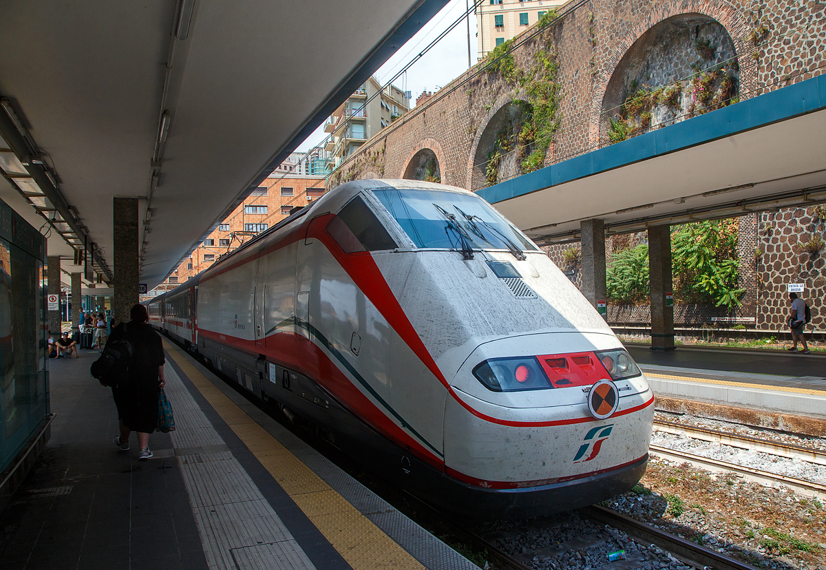 Im Sandwich zweier E.414 (ehemalige Triebköpfe E.404 A der ersten ETR 500 – Monotensione) verlässt am 23.07.2022 der Trenitalia InterCity IC 666 (La Spezia Centrale - Milano Centrale) den Bahnhof Genua / Genova Piazza Principe.

Wir fuhren Levanto bis Genova mit und genossen die Ausblicke auf die Italienische Riviera. Dieser Zug ist wie die anderen italienischen Fernzüge Reservierungspflichtig.
