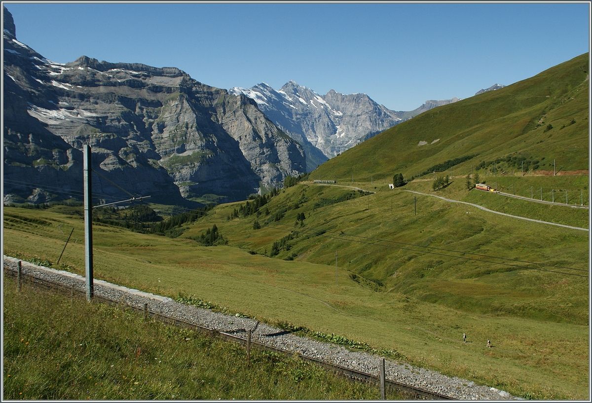 Im Vordergrund die Meterspurstrecke der JB und in der Ferne eine WAG Zug (80 cm Spurweite), sowie ein abgestellter JB Triebwagen.
Bei der kleinen Scheidegg, am 21. Aug. 2013 