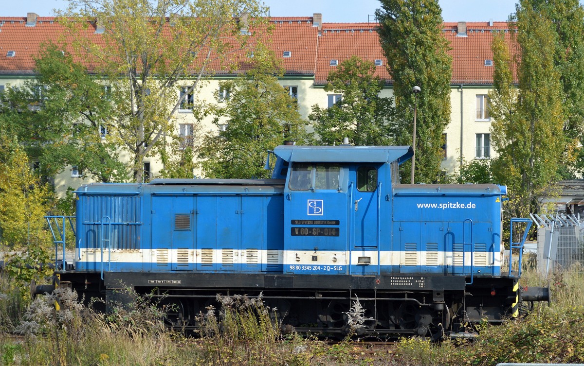 Im Zuge der vielen Gleisbauarbeiten an diversen Baustellen in Berlin sind auch viele verschiedene Rangierlokomotiven von verschiedenen Fa. im Einsatz, hier Spitzke Logistik Lok V 60-SP-014 (98 80 3345 204-2 D-SLG) am 06.10.14 gegenüber dem S.Bhf. Berlin Frankfurter Allee abgestellt.