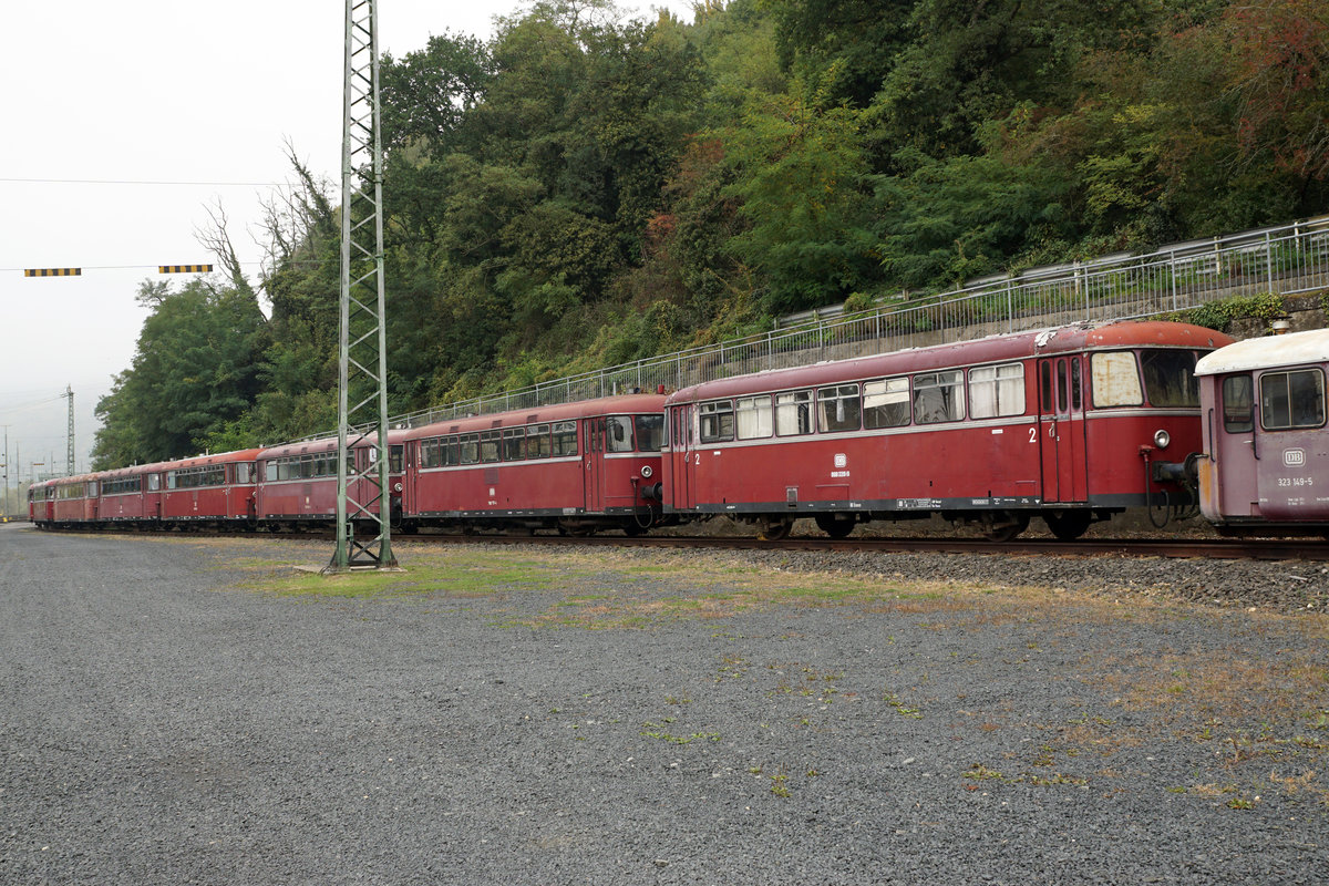 Impressionen der Kasbachtalbahn vom 24. September 2017.
Von der damaligen Bahnstrecke Linz - Neustad wird seit dem Jahre 1999 nur noch der Streckenabschnitt Linz - Kalenborn an Wochenenden mit Schienenbussen der Reihe VT 798 bedient.
Schienenbus Kolonne in Linz.
Foto: Walter Ruetsch