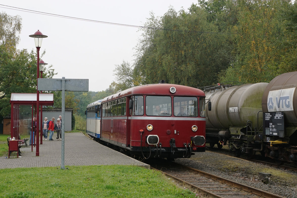 Impressionen der Kasbachtalbahn vom 24. September 2017.
Von der damaligen Bahnstrecke Linz - Neustad wird seit dem Jahre 1999 nur noch der Streckenabschnitt Linz - Kalenborn an Wochenenden mit Schienenbussen der Reihe VT 798 bedient.
In Kalenborn auf dier Abfahrt nach Linz wartend.
Foto: Walter Ruetsch