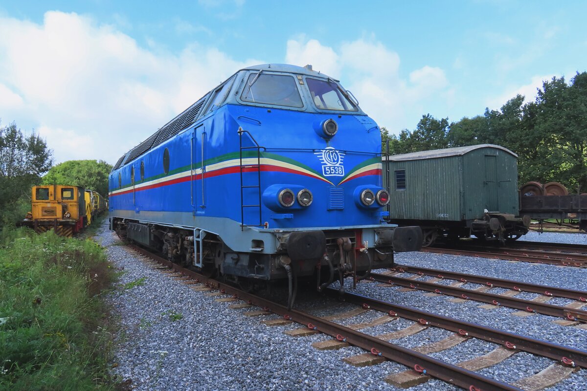 In 2016 versuchten die CFC (Chemins de Fer du Congo) drei ex-NMBS Loks der reihe 55 zu kaufen. Leider fehlte der Verkauf wegen -wieder- ein Burgerkrieg, wie soviele in Afrika. Die 5538 war ein der Loks, die nicht an Kongo verkauft wurden und sie fand ein neues und vor Allem friedlicheres Asylum bei der CFV3V, wo sie am 23 September 2023 fotografiert wurde während das 50.Jahresjubiläum dwer CFV3V.
