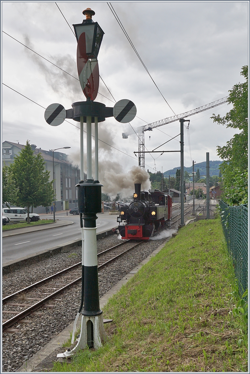 In Blonay steht das Ausfahr-Signal auf Freie-Fahrt und so kann die Blonay-Chmby G 2x 2/2 105 mit ihrem Zug pünktlich abfahren. 

13. Juni 2020