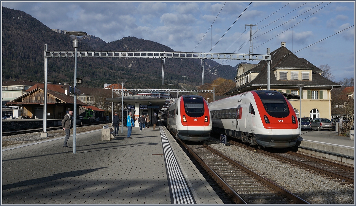 In der BLS (MLB) Station Grenchen Nord kreuzen stündlich die SBB ICN Biel - Basel. 22. Feb. 2017
