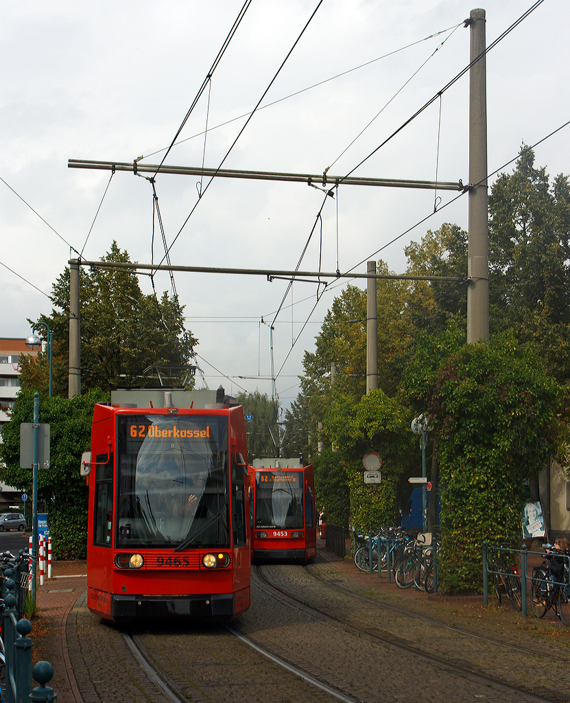 In Bonn sind neben den Stadtbahnlinien, die auf eigenen Trassen laufen, sind noch zwei echte Straßenbahnlinien (Linie 61 und 62) verblieben. Hier die SWB- Triebwagen 9465 und 9456 als Linie 62, es sind 1994 gebaute Niederflur-Straßenbahnwagen R1.1 vom Typ Düwag NGT6, bei der Haltestelle Bonn-Beuel Bahnhof. 
Das Stadt- und Straßenbahnnetz wird mit 750 V DC (Gleichstrom) betrieben. 

Einen freundlichen Gruß an den Tf zurück.