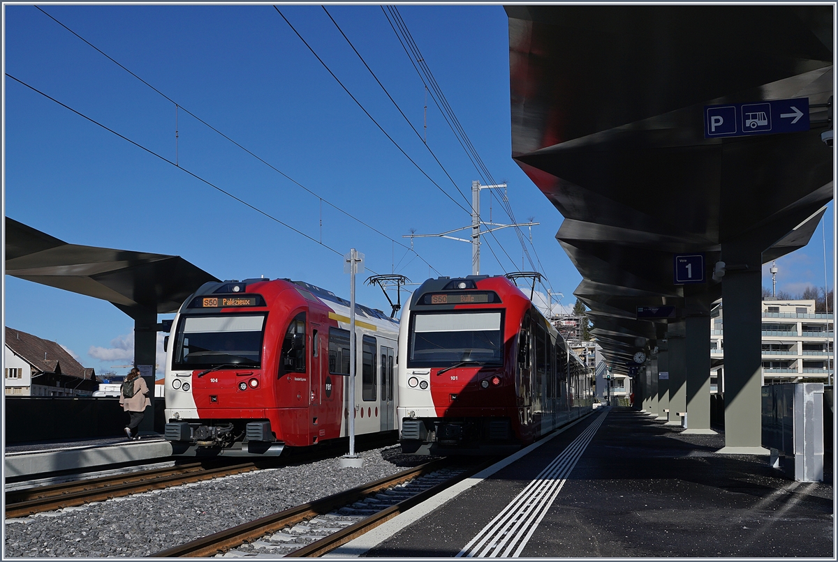 In Châtel kreuzen sich nun halbstündlch (MO-FR) die Züge Bulle - Palézieux -Bulle. Im Bild die beiden TPF SURF ABe 2/4 - B - Be 2/4 101 und 104. 

5. Feb. 2020