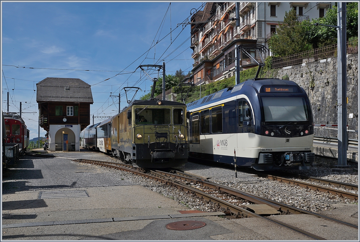 In Chamby kreuzen sich die MOB Golden Pass Panoramic Express Züge 2130 mit der GDe 4/4 6003 von Zweisimmen nach Montreux und der PE 2123 von Montreux nach Zweisimmen. 

25. Juli 2020