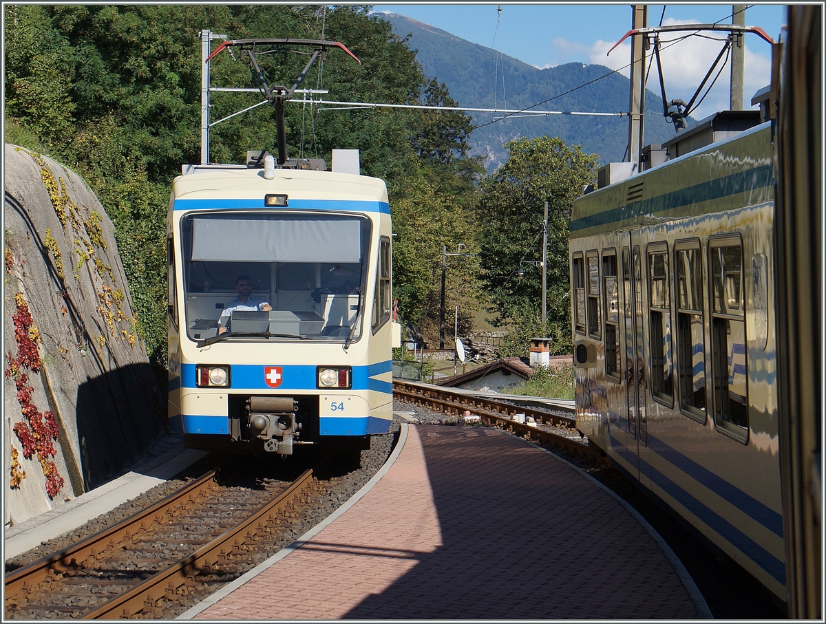 In Corcapolo kreuzt unser talwärts fahrenden Zug den Gegenzug auf dem Weg Richtung Camedo. 
21. Sept. 2015