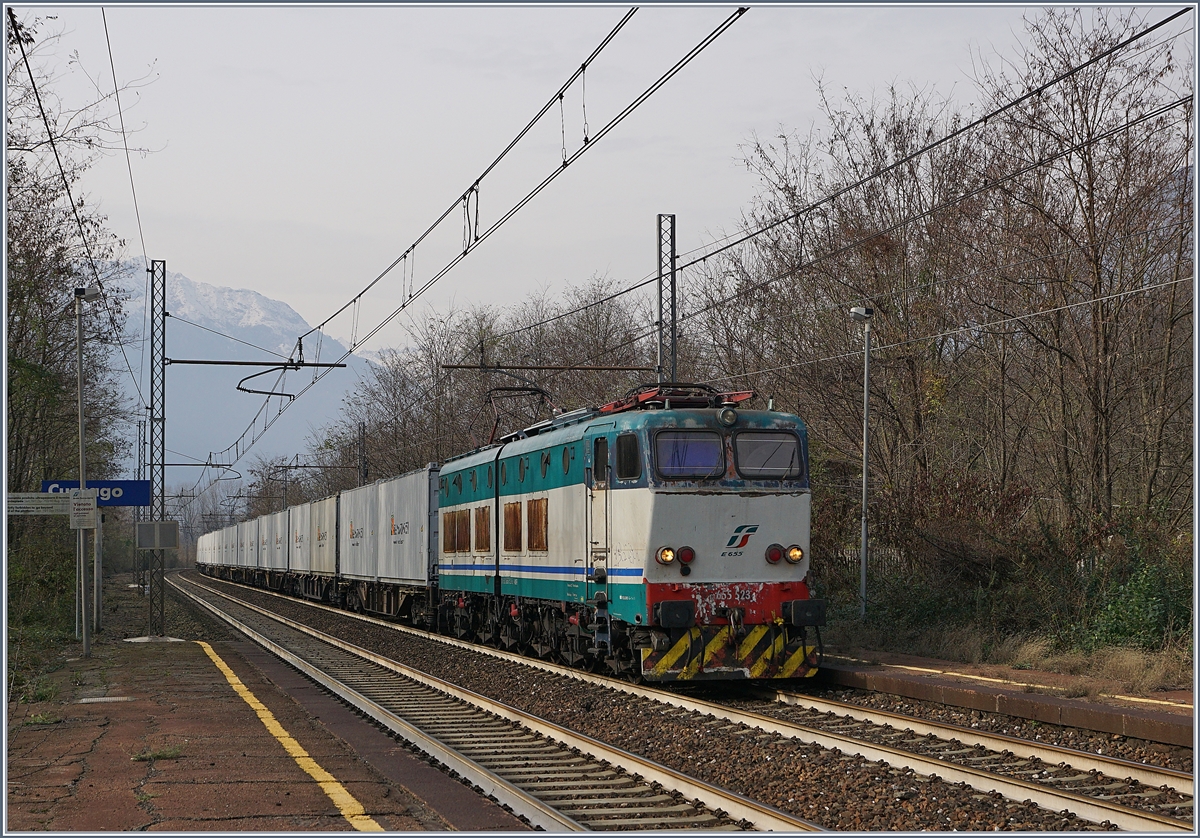 In Cuzzago zeigt sich die FS Trenitalia E 655 523 mit einem Containerzug auf der Fahrt Richtung Süden.
29. Nov. 2018