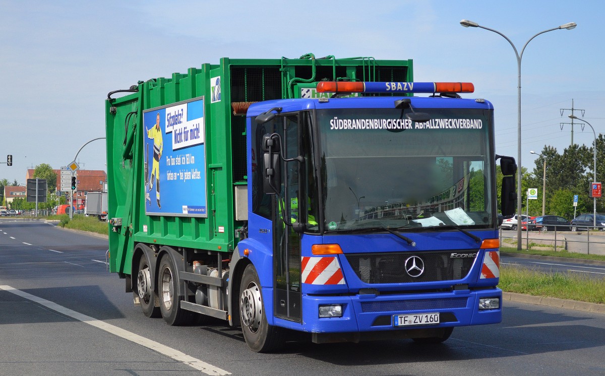 In diesen tollen Farben ist der SÜDBRANDENBURGISCHE ABFALLZWECKVERBAND (SBAZV) mit Müllentsorgungsfahrzeugen unterwegs, hier ein MB ECONIC 2629 am 08.05.15 Nähe Flughafen Berlin-Schönefeld.