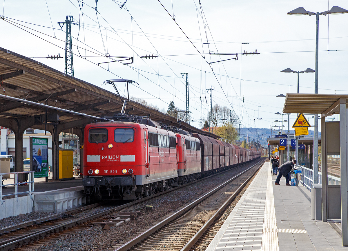 
In Doppeltraktion fahren die 151 165-8 und ein weitere 151er der DB Schenker Rail Deutschland AG am 12.04.2014 mit einem Kohlezug (Ganzzug mit Wagen der Gattung Falns) durch den Bahnhof Neuwied in Richtung Süden.
