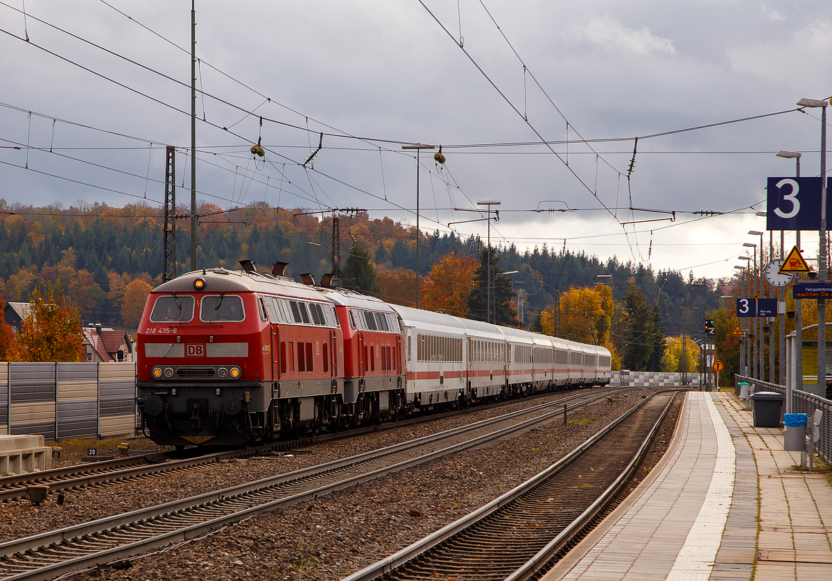 In Doppeltraktion fahren die DB 218 435-6 und die DB 218 483-6 mit dem IC 2012 „Allg�u“ (Oberstdorf - Kempten(Allg�u)Hbf - Stuttgart Hbf - K�ln Hbf - Bochum Hbf) durch den Bahnhof Amstetten (W�rtt) in Richtung Stuttgart. Gleich geht es die ber�hmte Geislinger Steige hinab. Nach dem Kopfmachen im Hbf Stuttgart, werden dann die Dieselloks (V 164) abgehangen und eine 101er E-Lok �bernimmt dann denn Zug.
