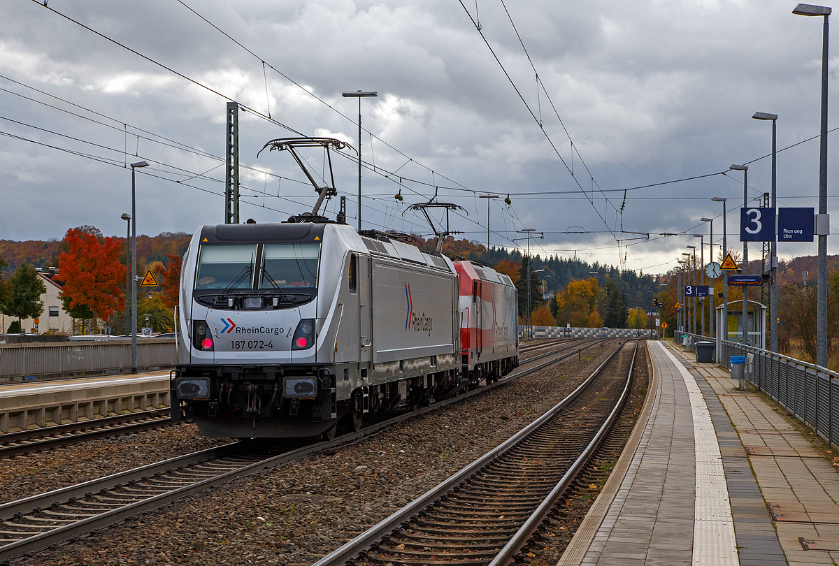 In Doppeltraktion TRAXX F140 AC2 mit AC 3 (BR 185.2 und 187).....
Die beiden Loks der RheinCargo GmbH & Co. KG fahren am 26.10.2021 als Lz (Lokzug) bzw. Tfzf (Triebfahrzeugfahrt) in Doppeltraktion durch den Bahnhof Amstetten (Württ.) in Richtung Ulm.

Vorne die 185 350-6 mit Werbung „Grenzenlos für sie im Einsatz“ (91 80 6185 350-6 D-RHC), ex DB Cargo 185 350-6, eine TRAXX F140 AC2 und dahinter die 187 072-4 (91 80 6187 072-4 D-RHC), eine TRAXX F140 AC3 (ohne LM). 

Die185 350-6 wurde 2008 von Bombardier in Kassel unter der Fabriknummer 34250 gebaut und die DB Cargo (damals Railion) geliefert, 2019 wurde sie an die RheinCargo GmbH & Co. KG verkauft. Hinten die 187 072-4 eine TRAXX F140 AC3 ohne LM wurde 2016 von Bombardier in Kassel unter der Fabriknummer 35251 gebaut und an die RheinCargo GmbH & Co. KG geliefert.