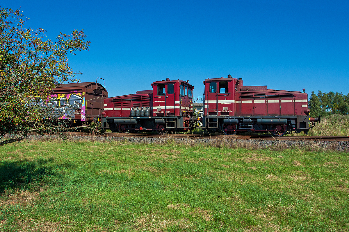 In Doppeltraktion die Westerwaldbahn (WEBA) Lok 1 und 3 (V 26.1 und V26.3) am 05.09.2013 beim Rangieren in Weitefeld. In Doppeltraktion  werden diese Loks, vom Typ Jung R 30 B, Führerhaus an Führerhaus gekuppelt, an den Führerhausrückwänden sind Übergangsmöglichkeiten zur jeweils anderen Maschine.

Die Jung Loks vom Typ R 30 B wurden bei der Firma Jung in Kirchen/Sieg 1956 und 1957 (Fabriknummer 12102 bzw. 12748) gebaut und als V 26.1 bzw. V 26.3 an die WEBA geliefert. Die V 26.1 war übrigens die erste Maschine dieses Typs die Jung gebaut hatte.

Die WEBA hatte 4 dieser Jung R 30 B Loks, diese zwei Loks sind heute (2013) noch als Reserveloks erhalten geblieben. Sie haben die NVR-Nummer 98 80 3944 001-7 D-WEBA bzw. 98 80 3944 005-8 D-WEBA.
Die Maschinen besitzen ein hydraulisches Getriebe (diesel-hydraulische Lok), die Kraftübertragung erfolgt vom Getriebe mittels Blindwellen über Treibstangen auf die Räder.

Technische Daten:
Spurweite: 1.435 mm (Normalspur)
Achsformel: B
Länge über Puffer: 7.680 mm
Achsabstand: 3.000 mm
Treib- und Kuppelraddurchmesser: 1.000 mm (neu)
Gewicht der Lok: 28 t
Höchstgeschwindigkeit: 46 km/h (23,4 km/h im Rangiergang)
Leistung: 191 kW (260 PS)
Kleinster befahrbarer Radius: 180 m
