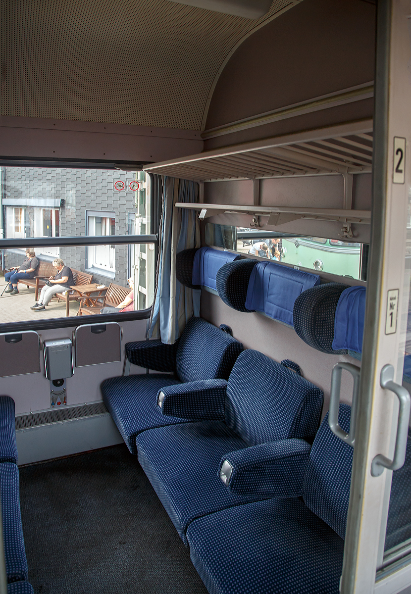 
In einem Abteil des 2.Klasse Intercity-Abteilwagen (UIC-X-Wagen) in ozeanblau-beige, D-DB 51 80 22-90 489-1, der Gattung/Bauart Bm235.0, vom DB Museum Koblenz zu Besuch am 26.08.2017 im Südwestfälischen Eisenbahnmuseums in Siegen.