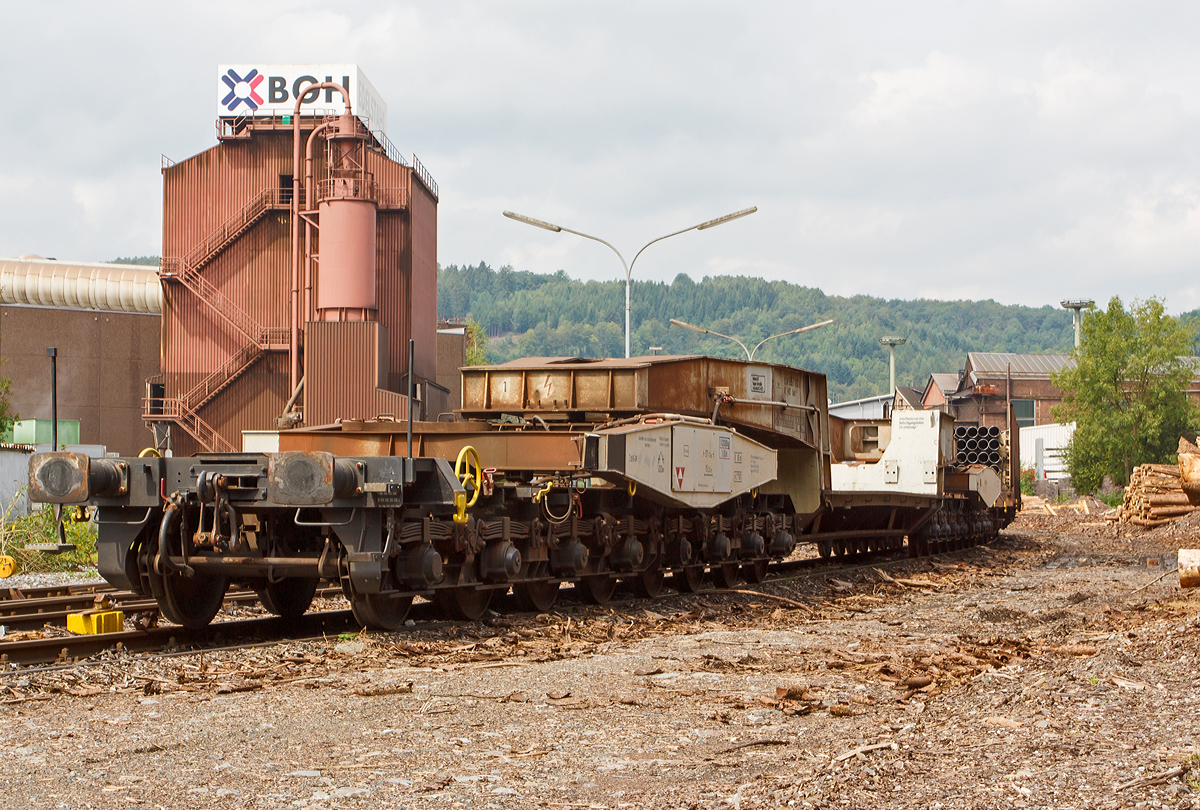 
In einem etwas andern Blickwinkel... 
Der Tiefladewagen mit 16 Rads�tzen der Gattung Uaais 823 der NCS (NUCLEAR CARGO + SERVICE GmbH, Hanau), eingestellt als 35 RIV 80 D-NCS 9957 000-6, abgestellt am 16.08.2011 in Siegen-Eintracht.

Bei diesem Fahrzeug handelt es sich um einen sechzehnachsigen Schienentiefladewagen mit Sondereinrichtungen und gekr�pfter Ladebr�cke. Der Wagen wurde 1989 bei Krupp gebaut und an die Deutsche Bundesbahn geliefert. Die NCS (NUCLEAR CARGO + SERVICE GmbH in Hanau) geh�rte bis Dezember 2006 zur DB Schenker und wurde an die franz�sische DAHER S.A. verkauft.

Technische Daten:
Spurweite: 1.435 mm (Normalspur)
Anzahl der Achsen: 16 in 4 Drehgestellen
Gattungszeichen/Bauartnummer: Uaai 823
Ladel�nge (gekr�pf): 9.500 mm
Gesamtladel�nge: 15.200 mm
Breite der Ladefl�che: 2.700 mm
L�nge �ber Puffer: 37.080 mm
Gesamth�he: 2.412 mm
H�he der Ladefl�che �ber SOK: 1.065 mm
Drehzapfenabstand:  23.500 mm
Abstand der Innenf�hrung: 18.260 mm
Achsabst�nde in den Drehgestellen: 1.500 mm
Laufraddurchmesser: 900 mm
Eigengewicht: 102,2 t
Eigengewicht der Ladebr�cke: 46,4:
Kleinster befahrbarer Gleisbogenhalbmesser: 80 m
H�chstgeschwindigkeit: 100 km/h
Bauart der Handbremse: bodenbedienbare Handbremse
H�chstzul�ssiger Knickwinkel: 1�
Lastgrenzen auf Streckenklasse CM4: 108,5 t
Maximale Tagf�higkeit: 230 t