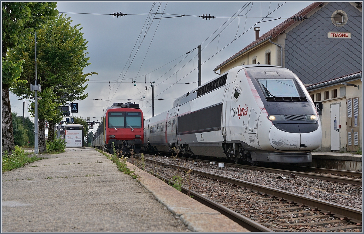 In Frasne vermittelt der RE 18122 von Neuchâtel gekommen, Anschluss an den TGV Lyria 4411 welcher von Lausanne nach Paris unterwegs ist.
Der RE besteht aus folgenden Fahrzeugen: RBDe 562 004-2, AB 50 85 30-603-1, B 50 85 20-35 600-9, B 50 85 20-35 602-5 und dem Bt 50 85 29-35 952-5. 

13. August 2019