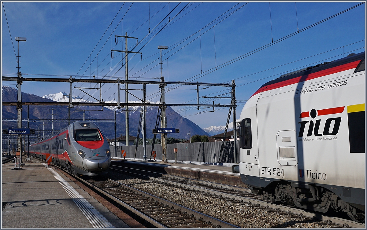 In Giubiasco begegnet ein FS Trenitalia ETR 610 nach Zürich einem TILO RABe 524 nach Locarno.
21. März 2018