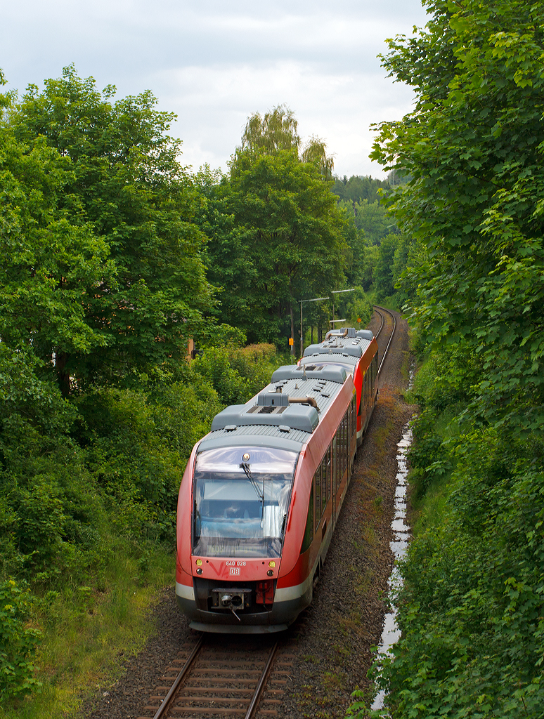 
In der grünen Hölle vom Rothaargebirge....Die zwei gekoppelten Alstom Coradia LINT 27 Dieseltriebwagen 640 028 und 640 016 der DreiLänderBahn (DB Regio NRW) fahren am 03.06.2014 vom Hp Hillnhütten (zu Hilchenbach), als RB 93  Rothaarbahn  (Bad Berleburg - Kreuztal - Siegen Hbf), weiter in Richtung Kreuztal. 

Hier fahren sie bis Kreuztal auf der KBS 443 (Rothaarbahn).