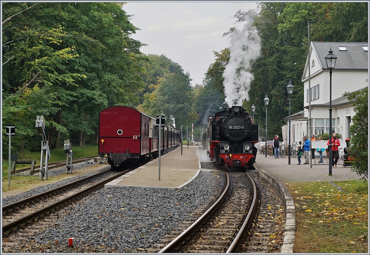 In Heiligendamm kreuzen sich die Molli-Z�ge der Mecklenburgischen B�derbahn. W�hrend die im Bild nicht zu sehende 99 2321-0 mit ihrem Zug, dessen Packwagen im Bild zu sehen ist, Richtung K�hlungsborn unterwegs ist, strebt die 99 2323-6 Bad Doberan entgegen. 28 Sept. 2017