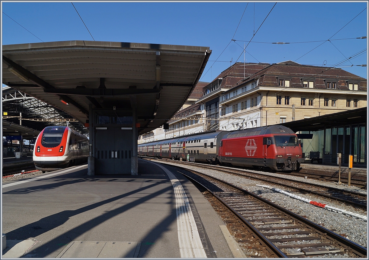 In Lausanne ist auf Gleis 4 ist der ICN aus St.Gallen via Biel/Bienne ein, während auf Gleis 1 der IC nach St.Gallen (via Bern) auf die Abfahrt wartet. 

1. April 2020