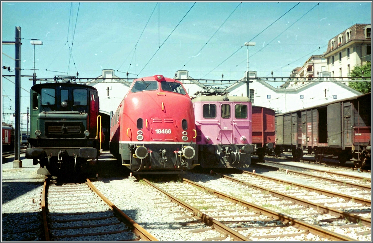 In Lausanne zeigt sich die Am 4/4 18466, flankiert von einer Ae 4/7 und einem Be 4/6 vor dem Dépôt. 
Sept. 1990