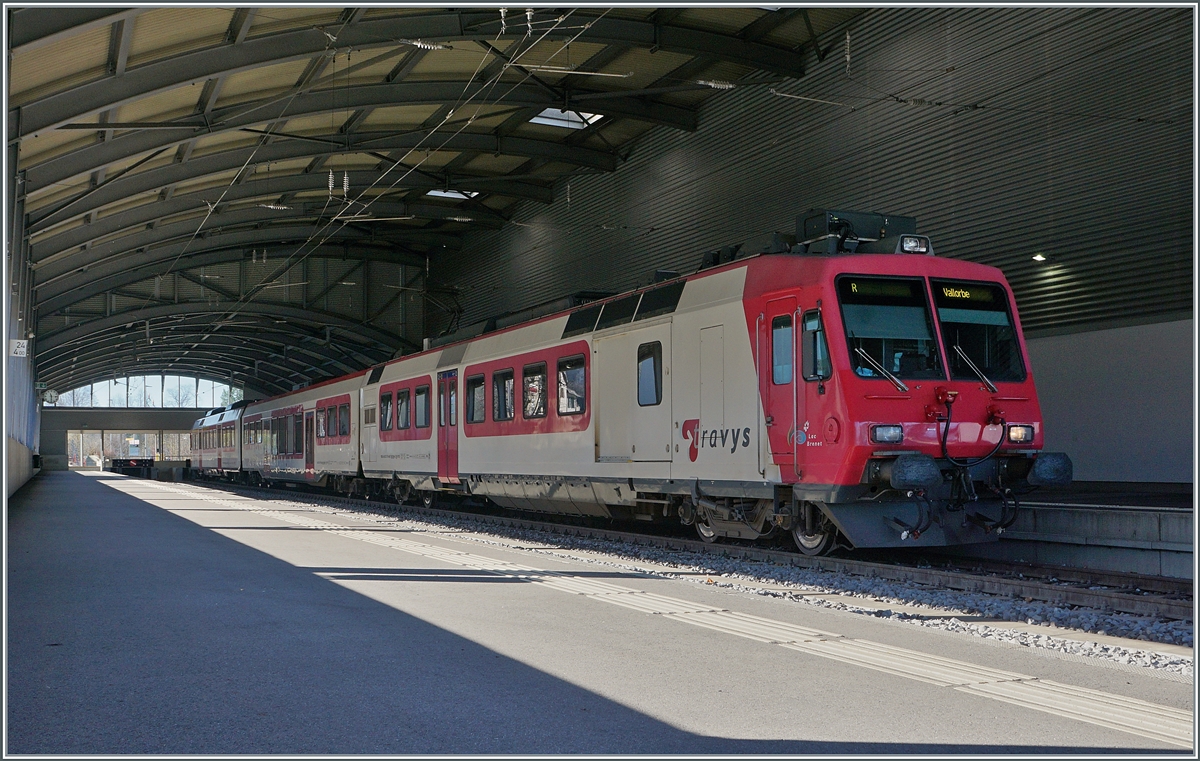 In Le Brassus wartet der TRAVYS RBDe 560 384 (UIC RBDe 560 DO TR 94 7 560 384-0 CH-TVYS) mit dem Zwischenwagen B NPZ DO TR 50 85 29-43 384-1 CH-TVYS und dem Steuerwagen ABt NPZ DO TR 50 85 39-43 984-6 CH-TVYS als Regionalzug 6018 nach Vallorbe auf die Abfahrt. 

14. November 2020