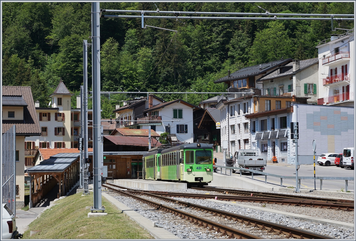 In Le Sépey wartet ein ASD Regionalzug in der klassichen Zusammensetung mit einem ex BLT Bt und BDe 4/4 nach dem Fahrtrichtungswechsel auf die Weiterfahrt.

29.Mai 2020