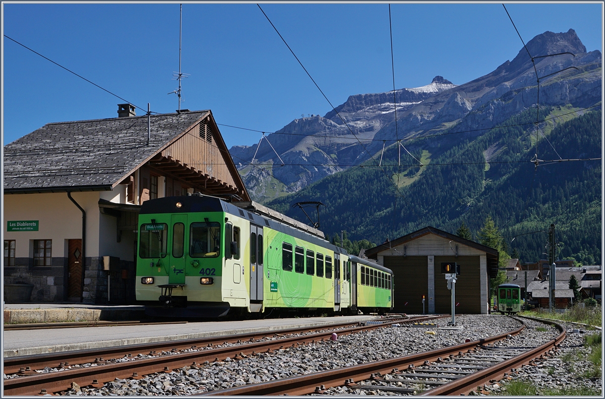 In Les Diablerets wartet der ASD BDe 4/4 402 mit seinem Bt 431 auf die Abfahrt nach Aigle.
5. Sept. 2017