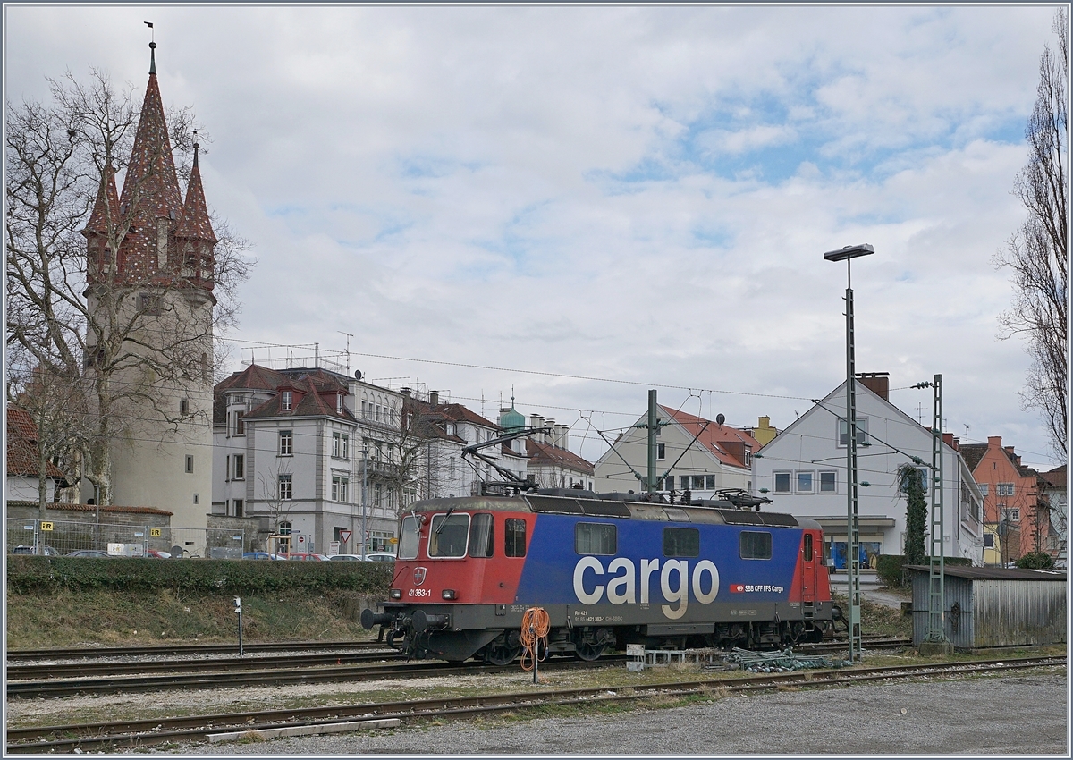 In Lindau Hbf wartet die SBB Re 421 383-1 auf ihren EC von München und der damit verbunden Rückleistung nach Zürich HB. 

16. März 2018