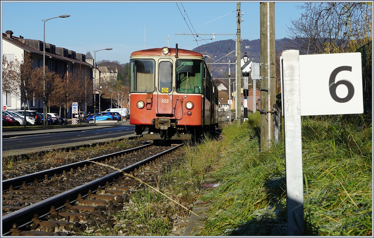 In der Nähe des Banhof von Blonay, bei Kilometer 6 auf der Blonay-Chamby Bahn (CEB/MOB Kilometrierung ab Vevey) ist der Bt 222 zu sehen, welcher mit dem BDeh 2/4 74 hier aufgebügelt abgestellt ist.
8. Dez. 2016