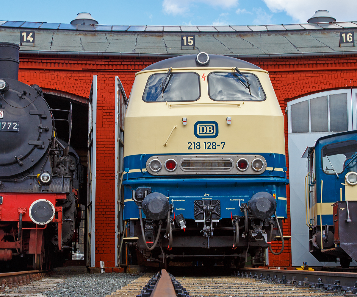 
In ozeanblau/beige die 218 128-7 am 05.04.2015 im Südwestfälische Eisenbahnmuseum in Siegen. 

Die V 164 wurde 1971/72 bei Krupp unter der Fabriknummer 5149 gebaut und an die DB geliefert, von 2007 bis 2010 hatte sie die NVR-Nummer 92 80 1218 128-7 D-DB, jetziger Eigentümer Verein zur Erhaltung historischer Lokomotiven e.V..