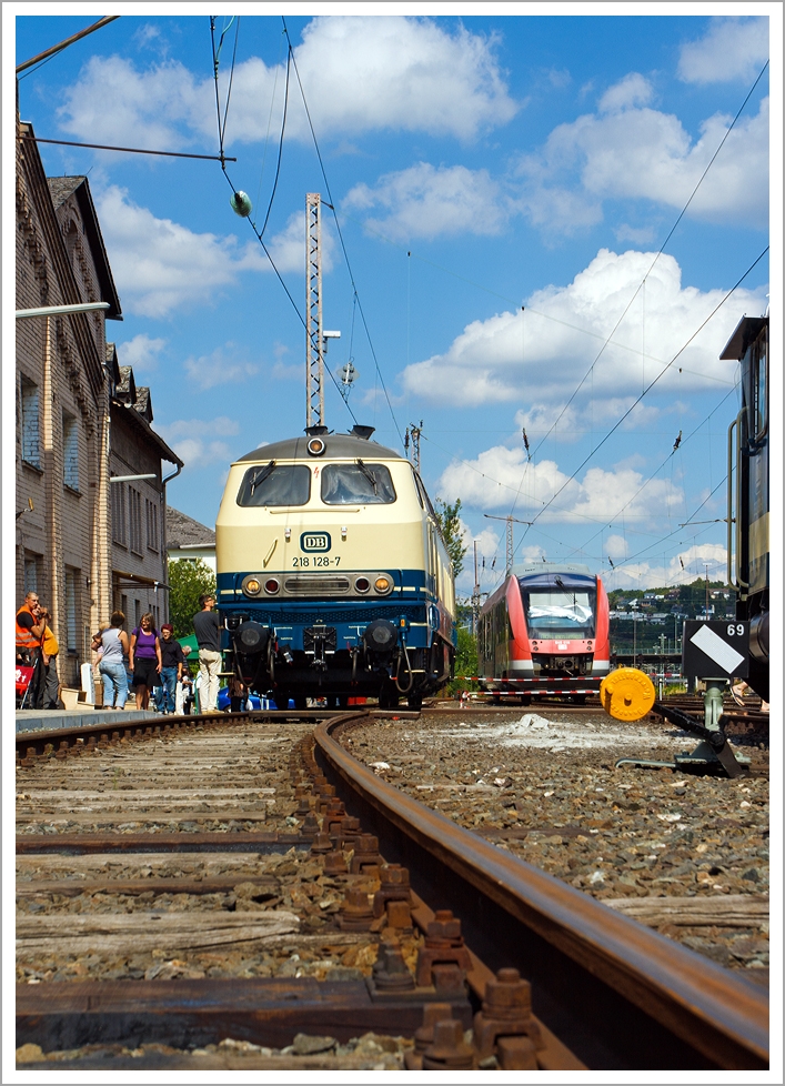 In ozeanblau/beige, die 218 128-7, ausgestellt am 17.08.2013 im S�dwestf�lische Eisenbahnmuseum in Siegen. 

Die V 160 wurde 1971/72 bei Krupp unter der Fabriknummer 5149 gebaut.