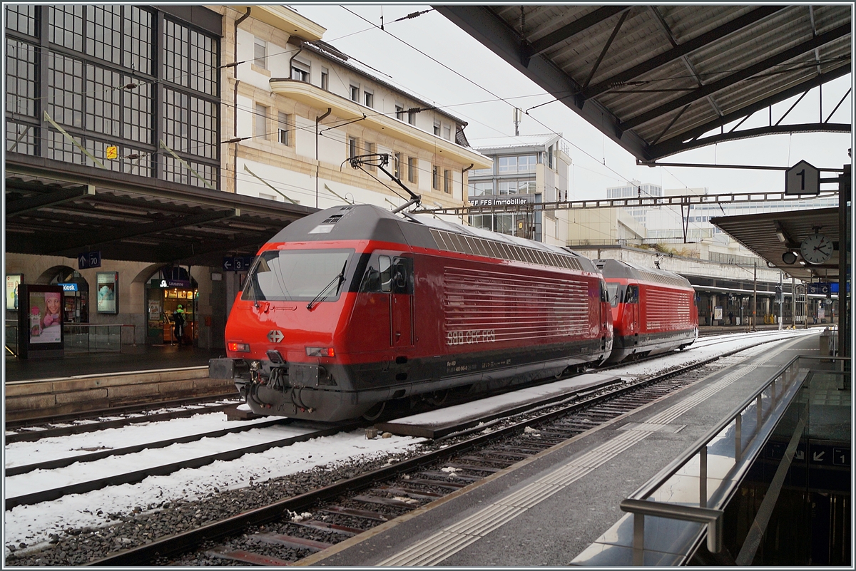 In der Regel werden Lokzüge vermieden und die entsprechenden Fahrzeuge planmässigen Zügen mitgegeben. Heute unterstrichen zwei Re 460 die Ausnahme der Regel und verkehrten als Lokzug 36955 von Genève nach Brig. Das Bild zeigt die beiden Re 460 070-6 und 045-8 beim Halt in Lausanne. Zur Vollständigkeit hier noch die UIC Nummern der beiden Re 460: 91 85 4 070-6 CH-SBB und 9185 4 460 045-8 CH-SBB). 

17. Januar 2021