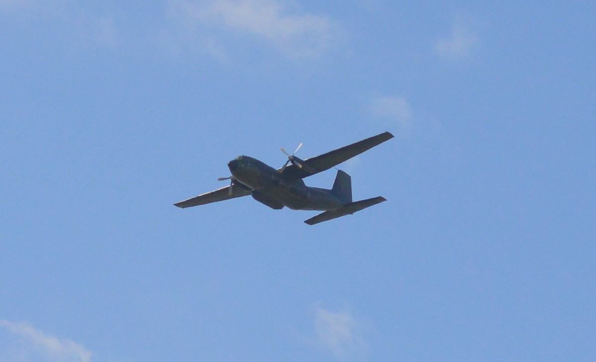 In relativ geringer Flughöhe flog eine Transall C-160-D (Militärisches Transportflugzeug) der deutschen Luftwaffe (Bundeswehr) am 03.06.15 über dem Bhf. Flughafen Berlin-Schönefeld hinweg.