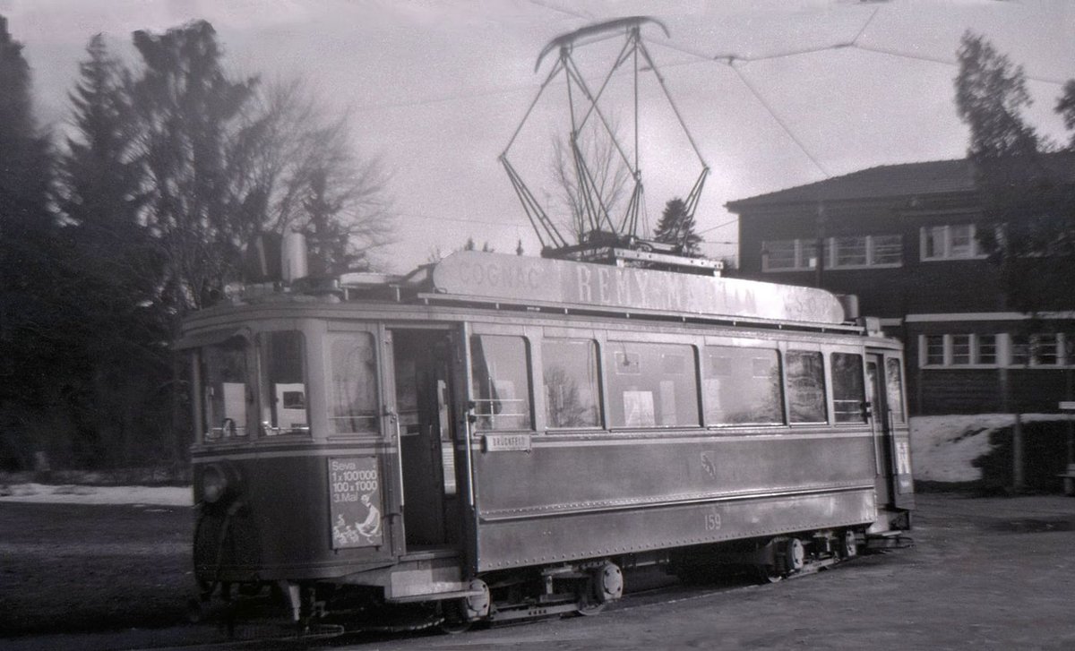 In der Schlaufe Br�ckfeld wartet der Prototyp-Motorwagen 159 (Baujahr 1930). Die beiden Prototypen 158/9 waren nur selten auf der Linie 1 im Einsatz, vielleicht weil sie keine Fahrziel-Information auf dem Dach haben, sondern nur Nummerntafeln. Aufnahme um 1963. 