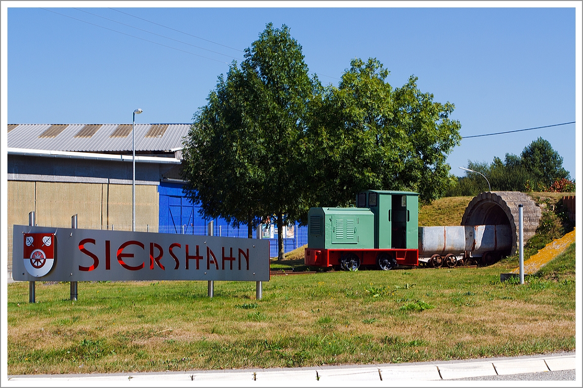 In Siershahn (Westerwald) gibt es einen wunderschönen Verkehrskreisel.....
Hier steht als Erinnerung an den Siershahner Tonbergbau die Diema-Feldbahnlok mit Loren, aufgenommen am 05.09.2013 in Siershahn.
Der Westerwald ist das älteste und größte Tonbergbaugebiet Deutschlands. Mit dem Bau der Brexbachtalbahn und der Strecke Staffel-Montabaur-Siershahn konnte der Siershahner Ton auch industriell abgebaut und verarbeitet werden. Bis in die 1970iger Jahre bestimmten Feldbahnen das Bild in den Bergbaubetrieben, heute sind sie längst von Lastkraftwagen abgelöst.
Die Lok wurde von Diema 1953 unter der Fabriknummer 1593 gebaut und an die Vereinigten Ton ࠓ und Quarzitbetriebe GmbH in Siegen geliefert und tauchte später bei der Martin Pagenstecher GmbH, Grube Guter Trunk Marie in Oberdreis auf. Von dort gelangte zur Grube Herschbach und zu einem unbekanntem Zeitpunkt nach Siershahn.
Die angehängten Loren bzw. Förderwagen stammen offenbar aus dem Tiefbau, und wurden wohl verkürzt.
Hersteller: DIEMA, Diepholz bei Bremen
Baujahr: 1953
Typ: DS 30
Spurweite: 600 mm
Treibraddurchmesser: 435 mm
Länge über Puffer: 3.100 mm
Dienstmasse: 6.000 kg
Achsstand: 1.000 mm