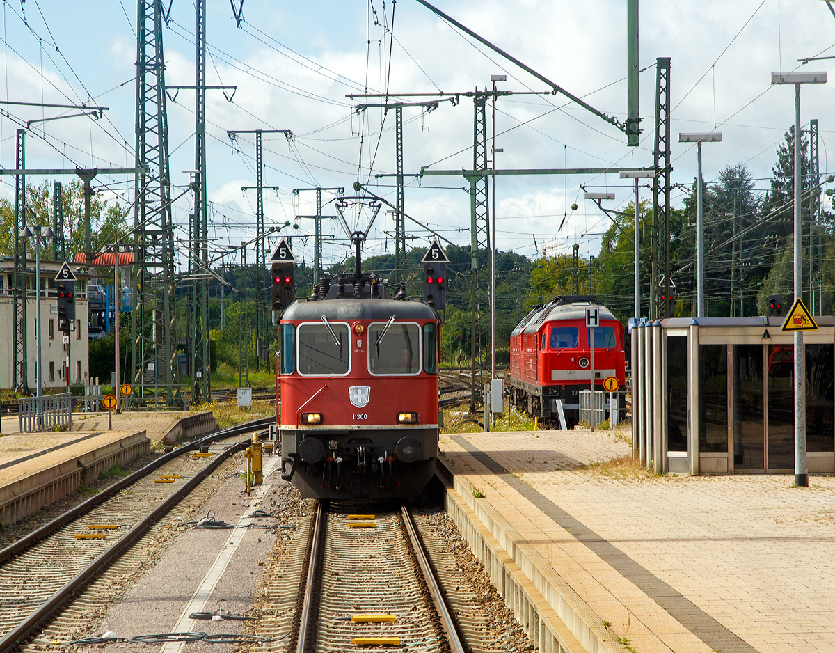 
In Singen (Hohentwiel) nimmt am 12.09.2017 die SBB Re 4/4 II 11300 (Re 420 11300 / 91 85 4 420 300-6 CH-SBB) unseren IC 183 (Stuttgart - Zürich) an den Haken. Nun sind wir nicht mehr im letzten Wagen, sondern im ersten.