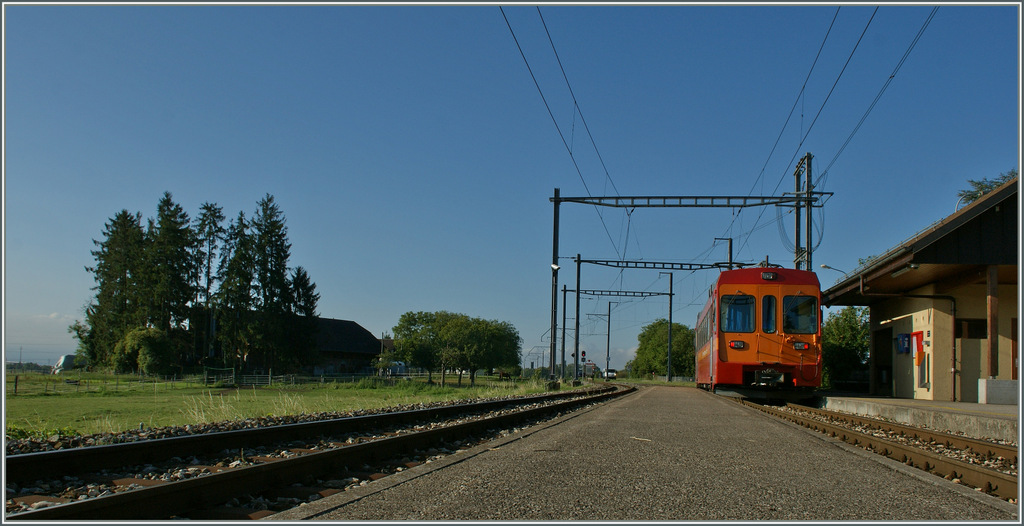 In Tr�lex wartet der NStCM Regionalzug 215 auf den Gegenzug. (1024px) 
28. Aug. 2013
