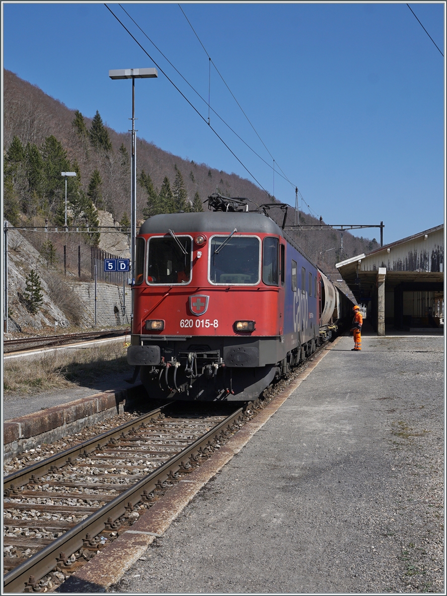 In Vallorbe wird die SBB Re 6/6 11615 (Re 620 015-8) durch eine SNCF Lok ersetzt, wobei der Fahrplan so gestaltet ist, dass der Gegenzug etwa zur gleichen Zeit in Vallorbe eintrifft und die Re 6/6 die Gegenleistung nach Domo II übernehmen kann. Doch zuvor gibt es noch ein kleines Kaisermanöver zu bewundern, wozu die Re 6/6 schon mal von ihrem angekommen Zug abgekuppelt wird.

24. März 2022