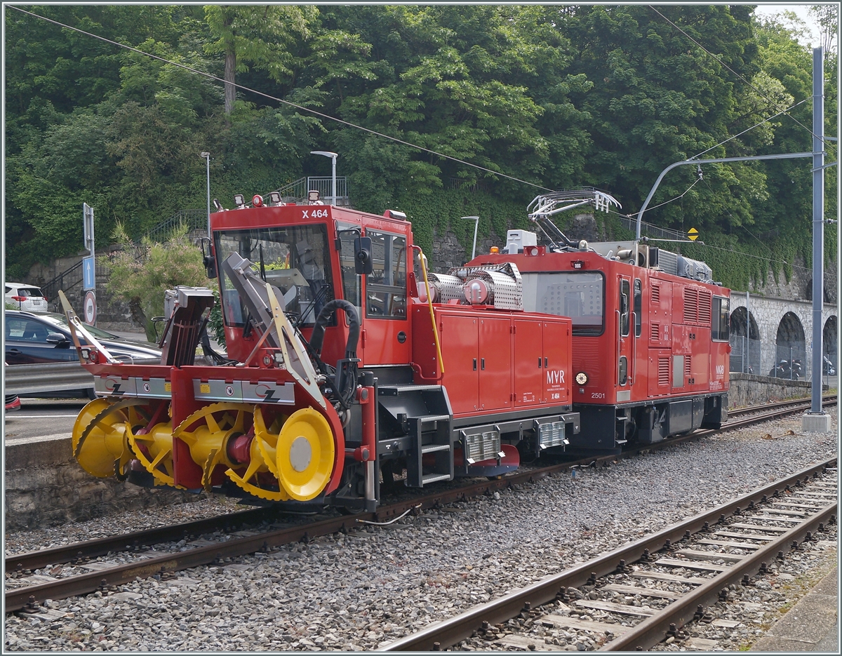In Vevey steht die ex MVR  und jetzige MOB HGem 2/2 2501 mit der MVR X 464. 

3. Juni 2021