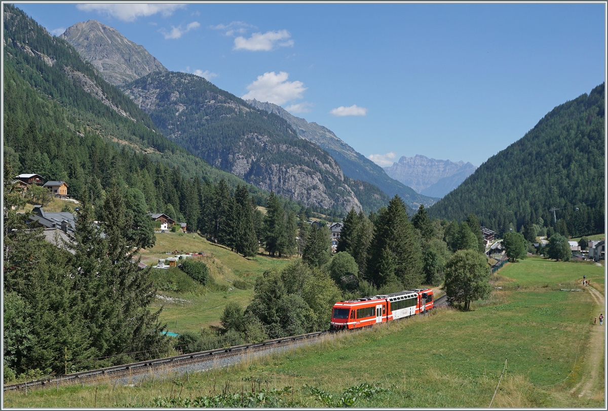 In der Winter- und Sommersaison bietet die SNCF zumindest auf Teilabschnitten der Strecke St Gervais-Chamonix-Le Châtelard einen Halbstundentakt: Ein SNCF Z 850 hat gerade Vallorcine verlassen und ist auf dem Weg in Richtung Chamonix. 

1. August 2022