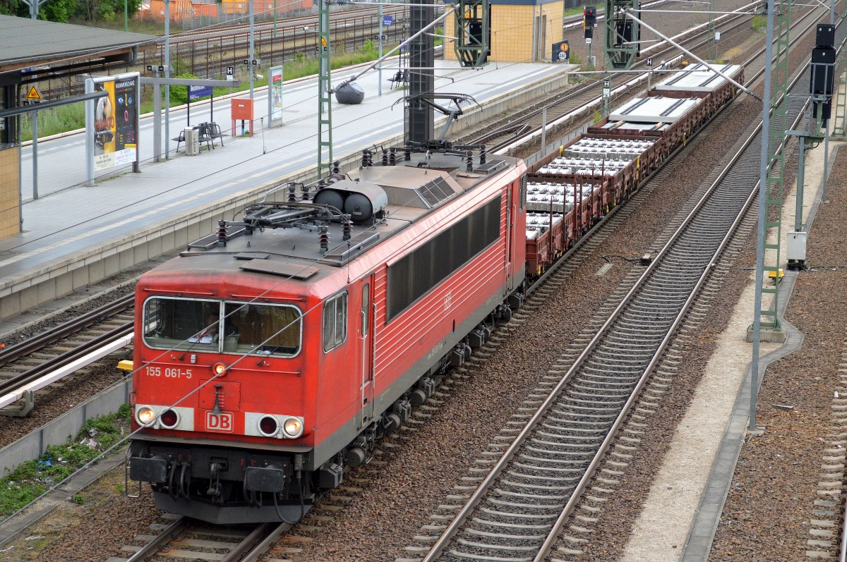 iner von wirklich wenigen DB Güterzüge heute hier im Nordosten am 2.Streiktag im Güterverkehr, 155 061-5 mit einigen Güterwagen mit Betongleisschwellen Richtung Spandau am 05.05.14 Berlin-Beusselbrücke.