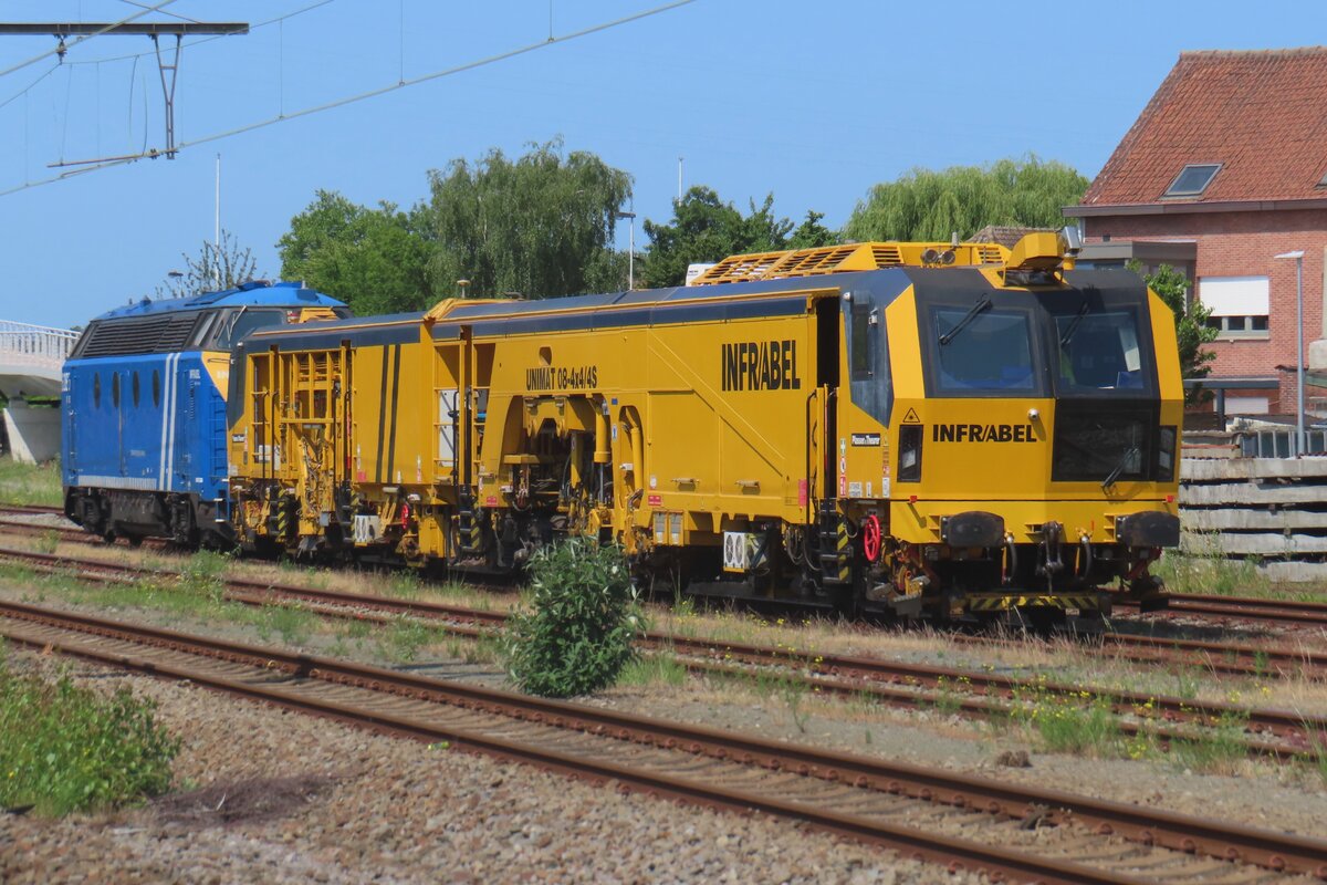 Infrabel Gleisstopfmaschine 9124 274 steht am 11 Juni 2025 in Lier.